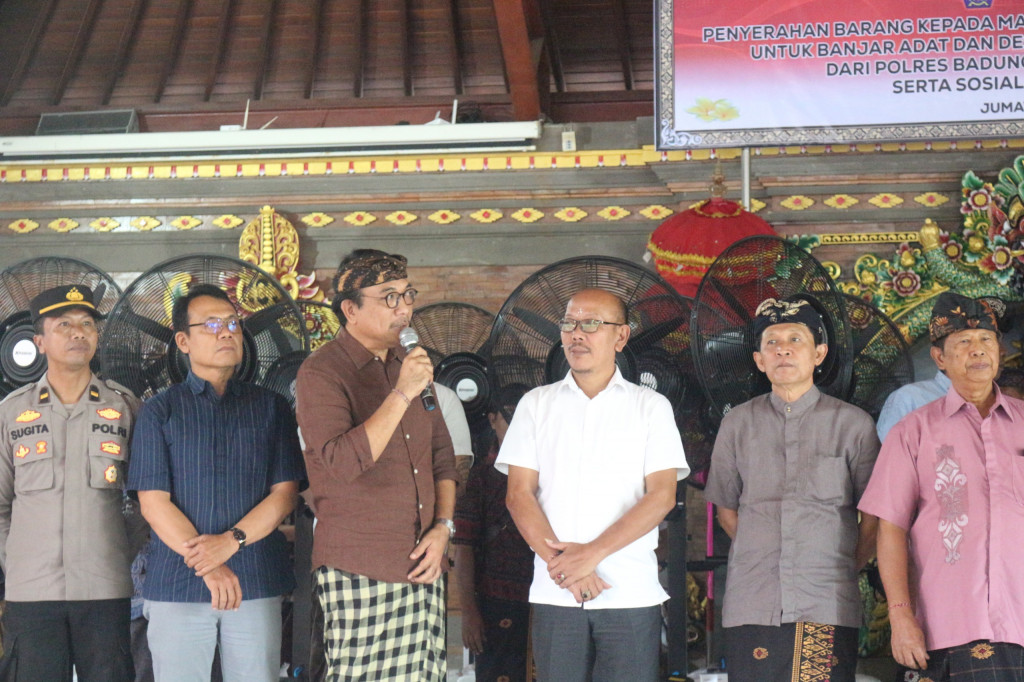 Harapan Masyarakat Pada Kegiatan Penyerahan HT Dan Kipas Angin Untuk Banjar Adat Dan Desa Adat di Desa Dalung